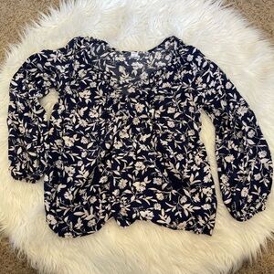 💎3/$18 Woman’s Old Navy blue and‎ white blouse size small.